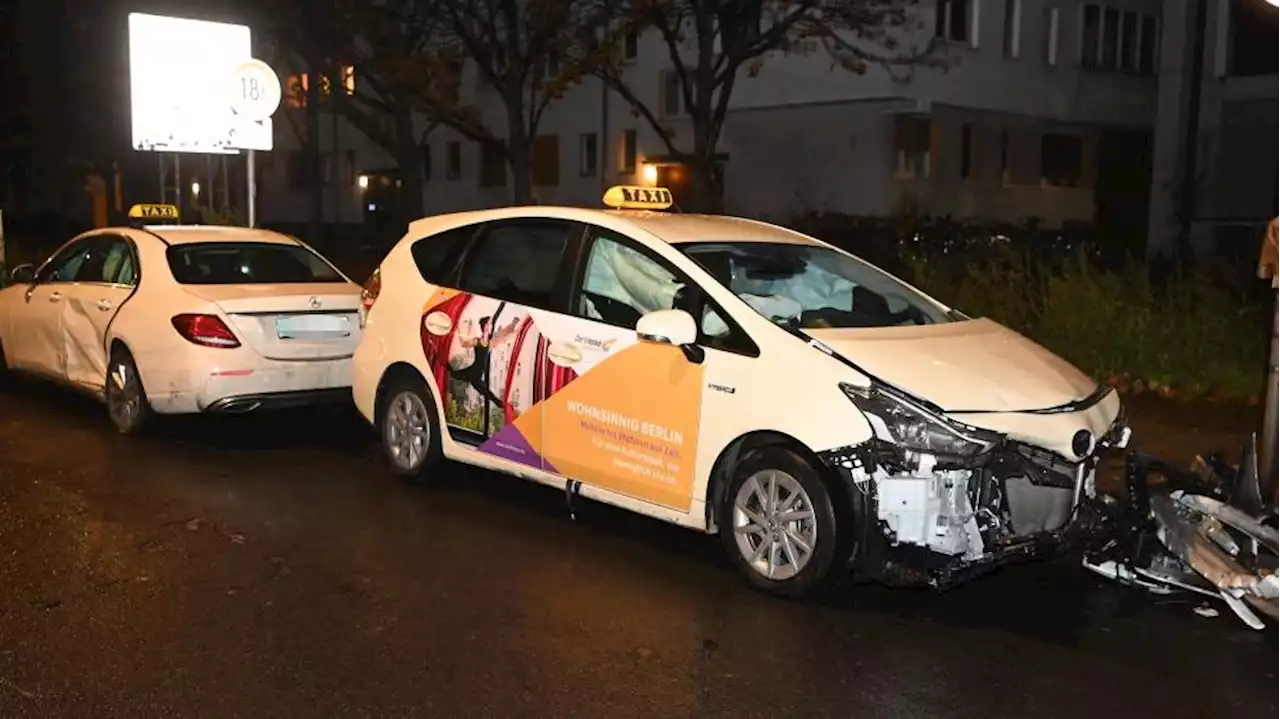 Taxi-Fahrer klaut anderem Taxi die Vorfahrt – Crash!