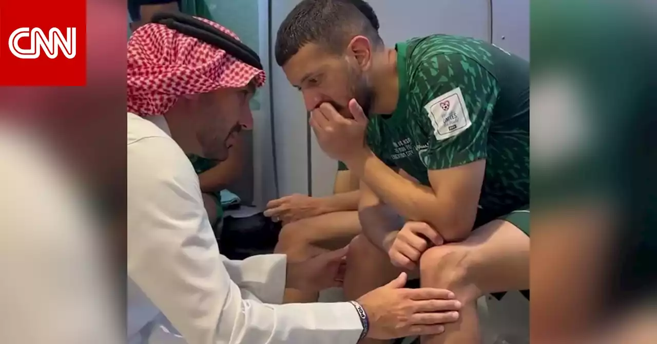 تداول مواساة مسؤول سعودي للاعب بالمنتخب بعد 'خطأ بولندا': 'ارفع رأسك'
