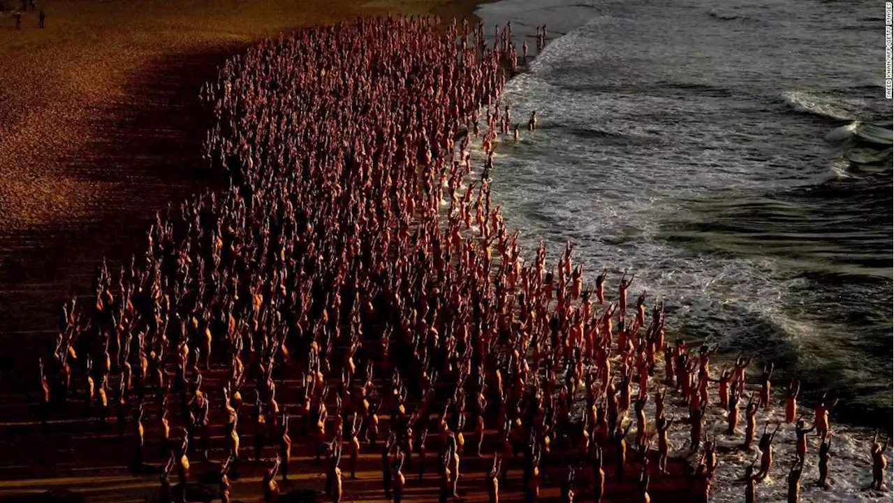 Spencer Tunick gathers 2,500 volunteers for mass naked photo shoot on Bondi Beach