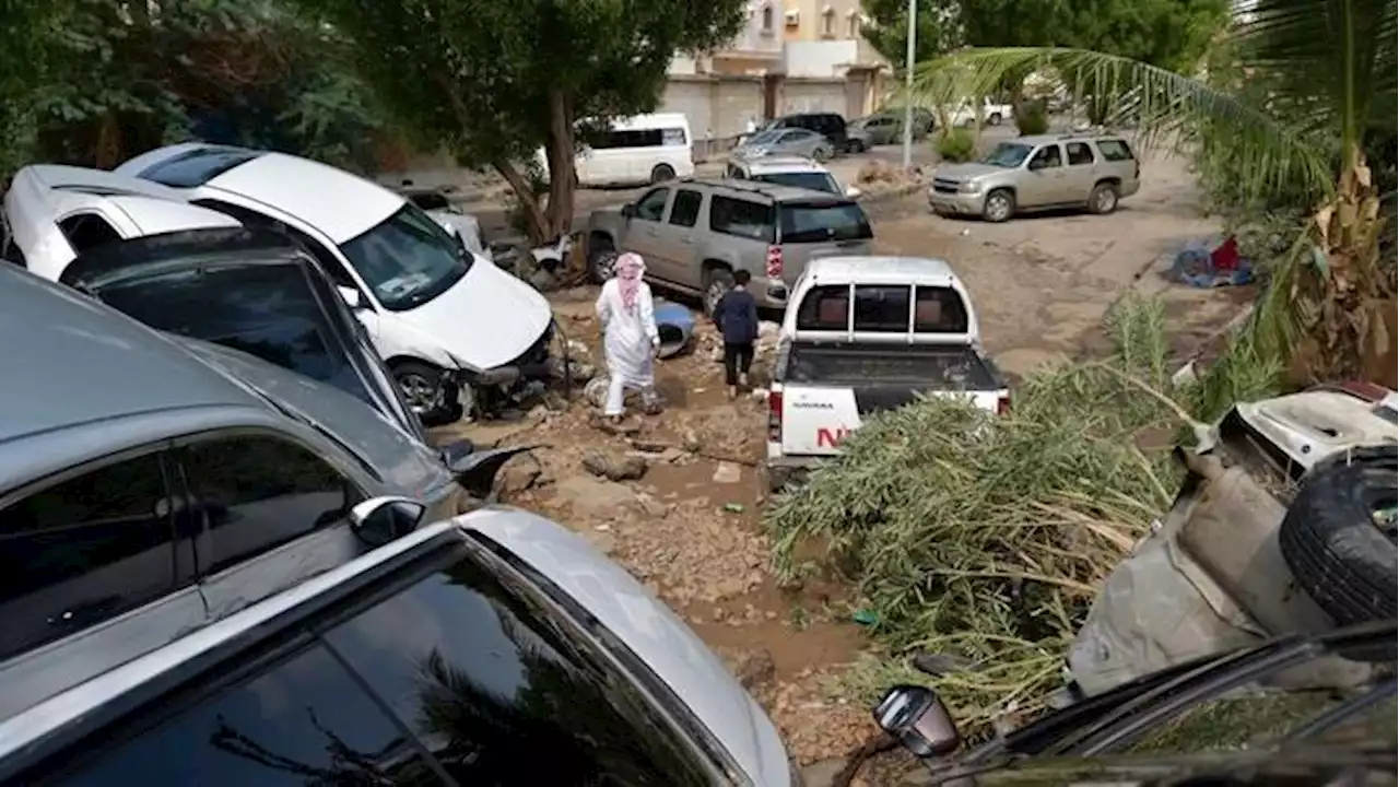 Dahsyatnya Banjir di Jeddah Bikin Puluhan Mobil Bertumpuk