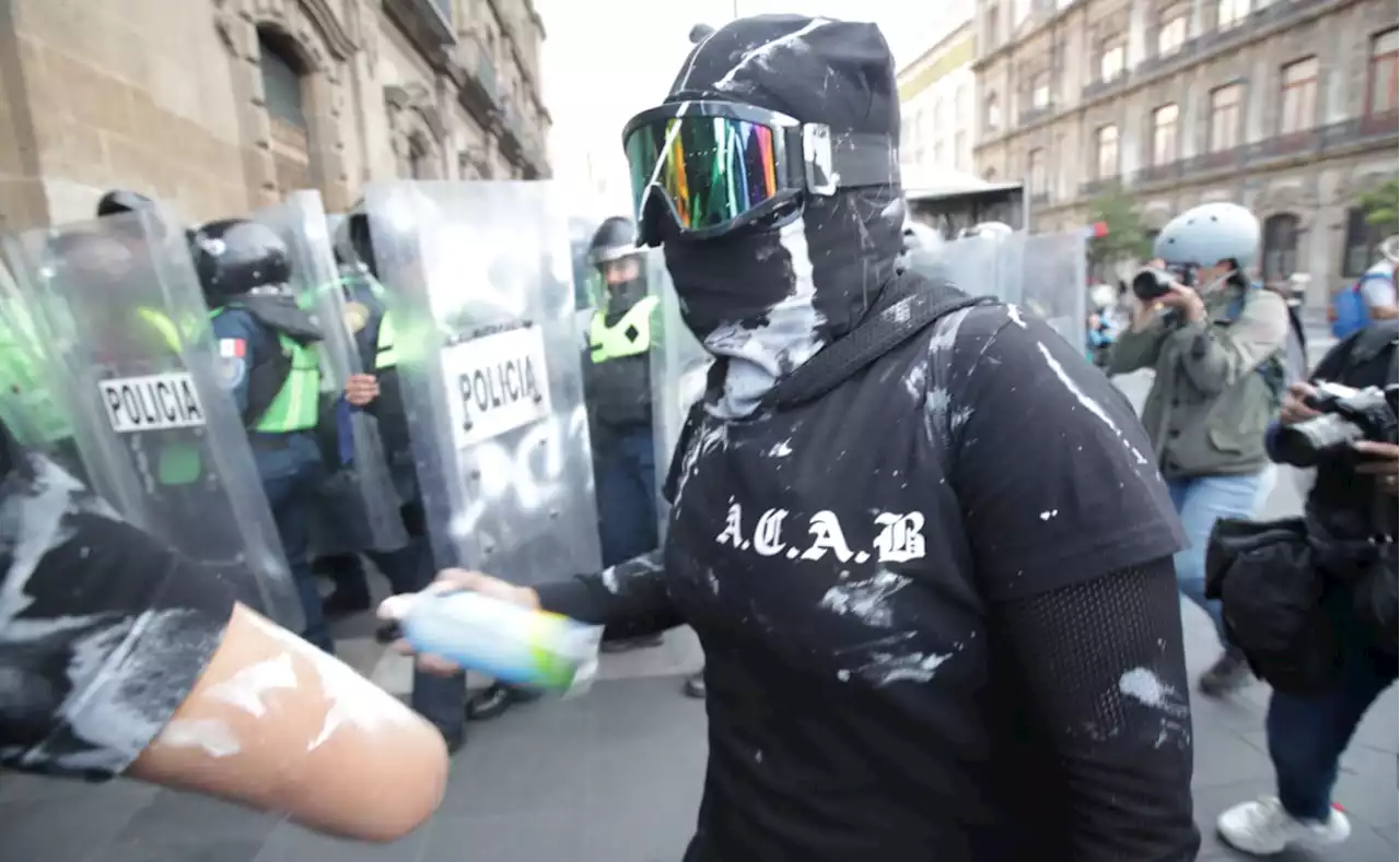 25N: Arriban contingentes a la plancha del Zócalo; bloque negro se enfrenta a policías