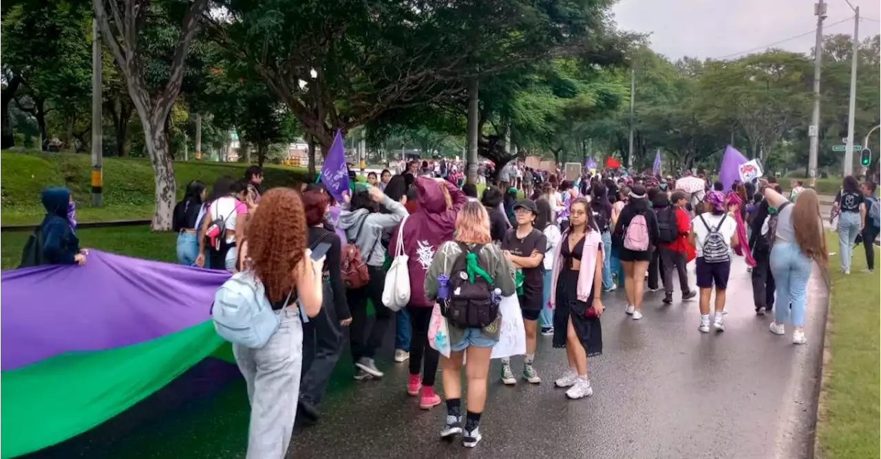 Avanzan las marchas en rechazo a la violencia contra las mujeres en Medellín: hay daños en el Metroplús