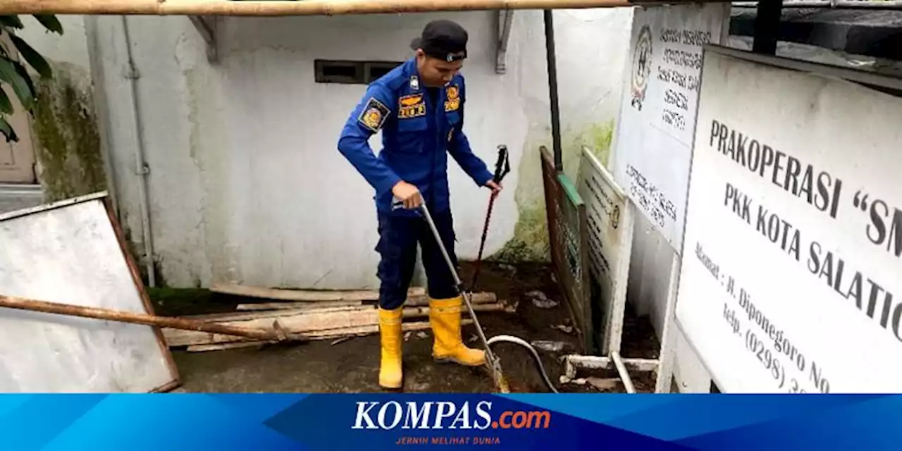 Petugas Damkar Evakuasi Ular Sepanjang 1,5 Meter dari Rumah Dinas Wali Kota Salatiga