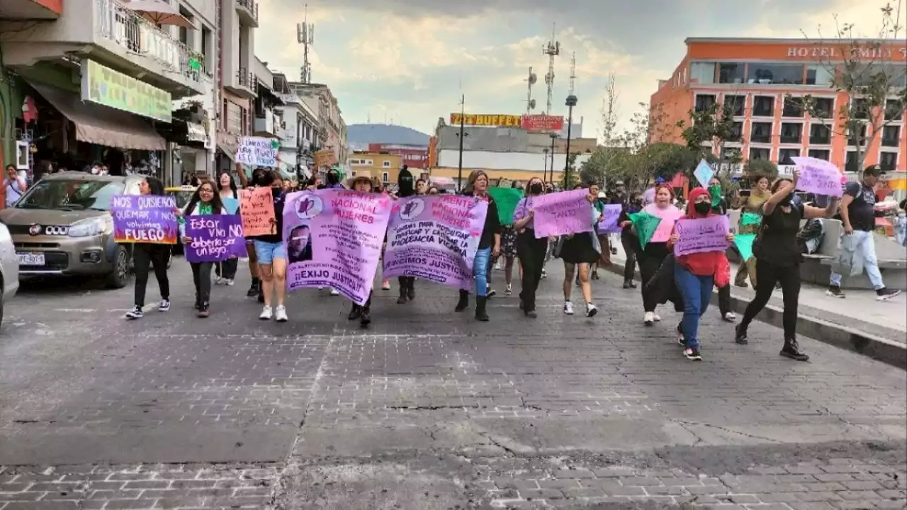 Mamás víctimas de violencia vicaria encabezan marcha del 25N en Pachuca