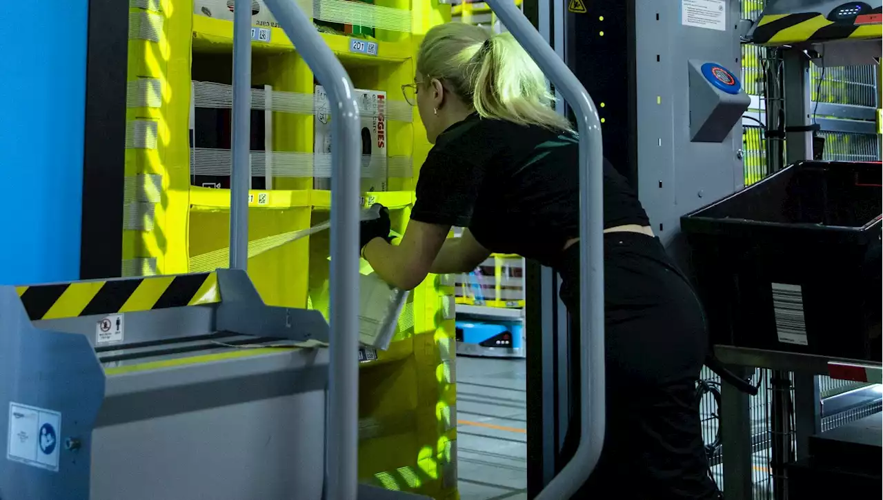 Nei magazzini di Amazon, dove uomini e donne lavorano insieme ai robot