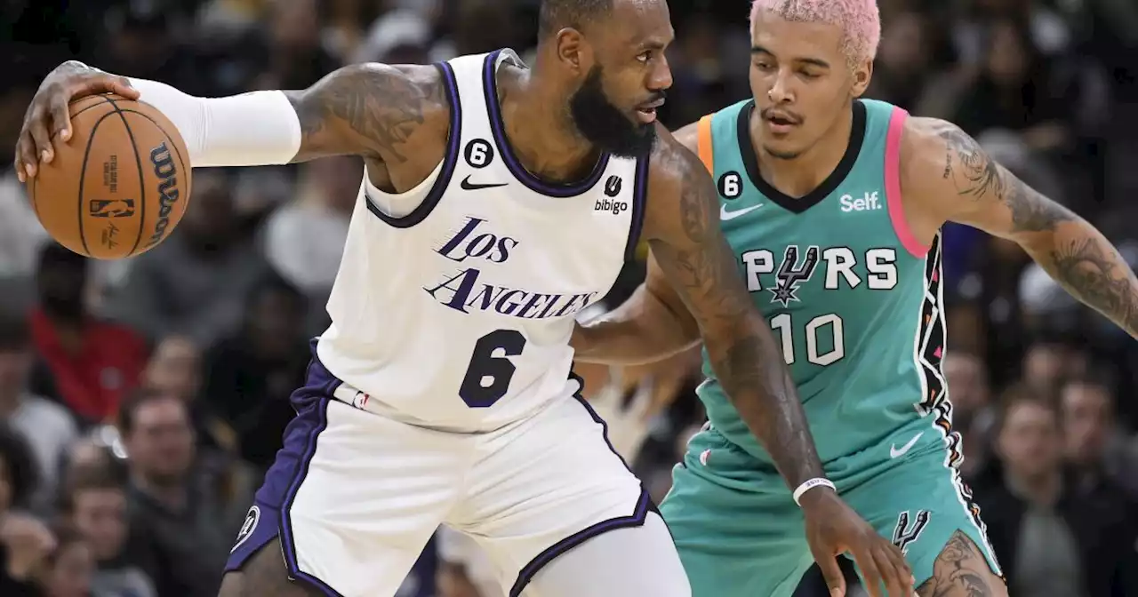 Lakers end road losing streak against Spurs in LeBron James' return