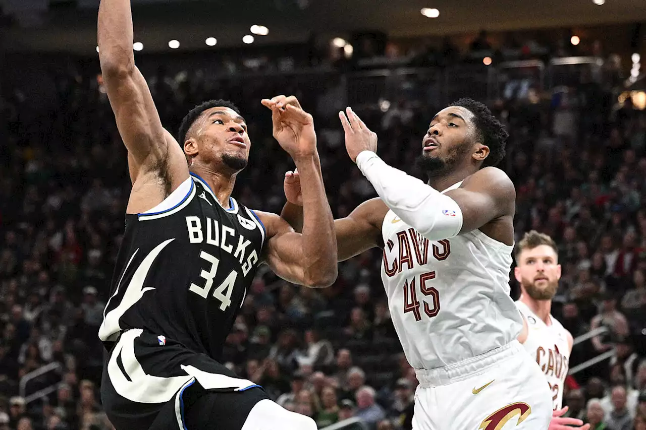 Giannis Antetokounmpo y los Bucks aplastan a los Cavaliers