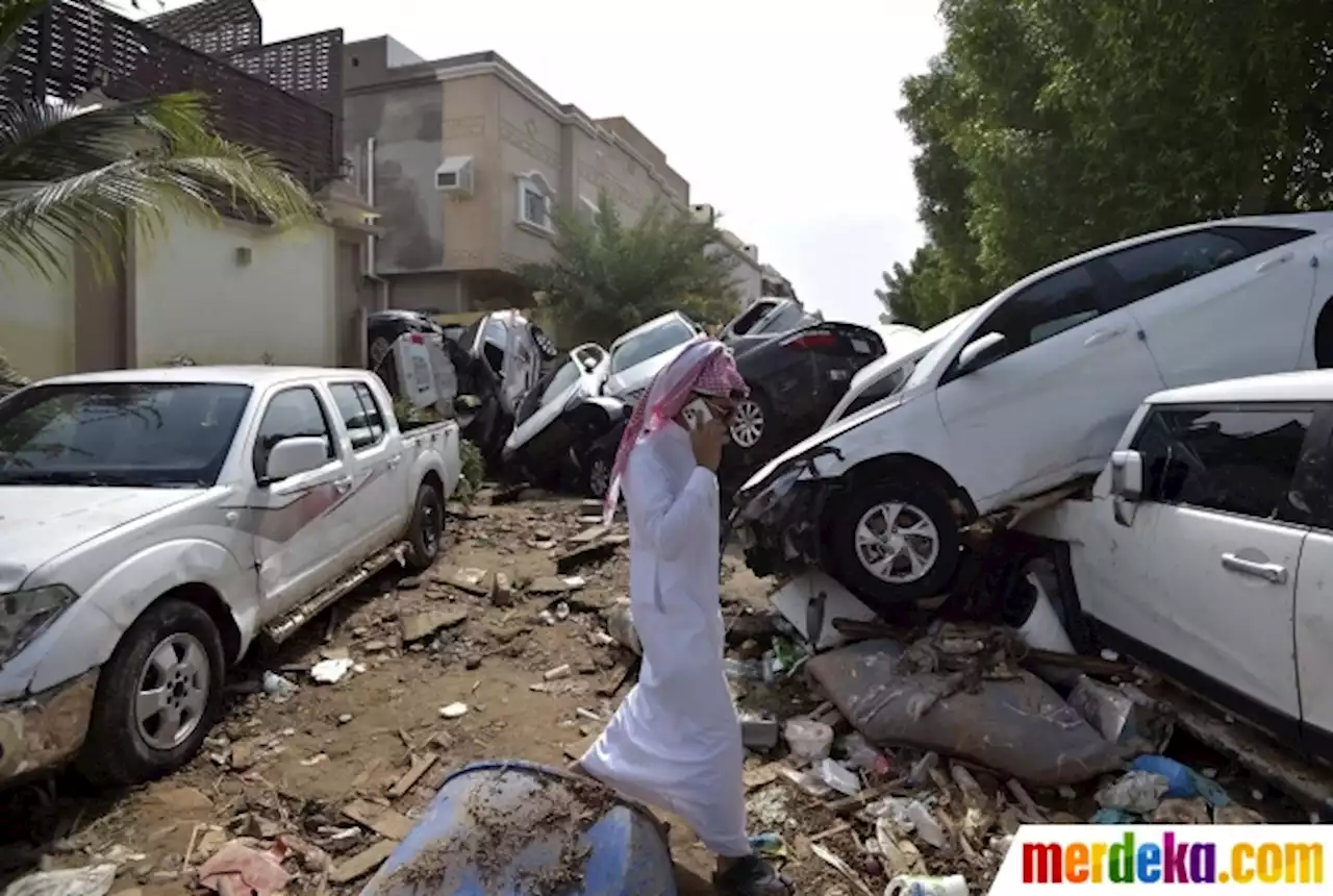 Foto : Penampakan Mobil-Mobil Bertumpukan Akibat Dahsyatnya Banjir di Jeddah | merdeka.com