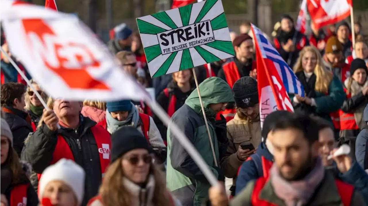 GEW: Rund 2500 Lehrkräfte im Warnstreik für kleinere Klassen