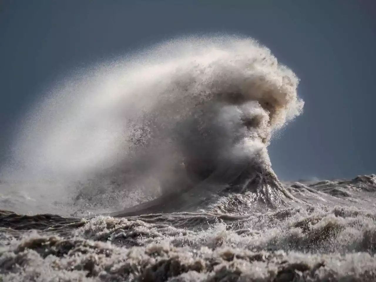 Ontario man captures 'unreal' wave resembling human face