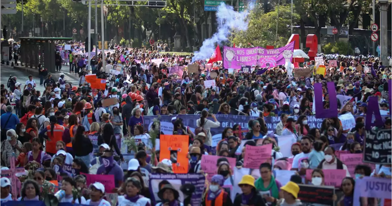 VIDEOS: Mujeres marchan por 25N contra violencia machista; hay 18 heridas en CdMx