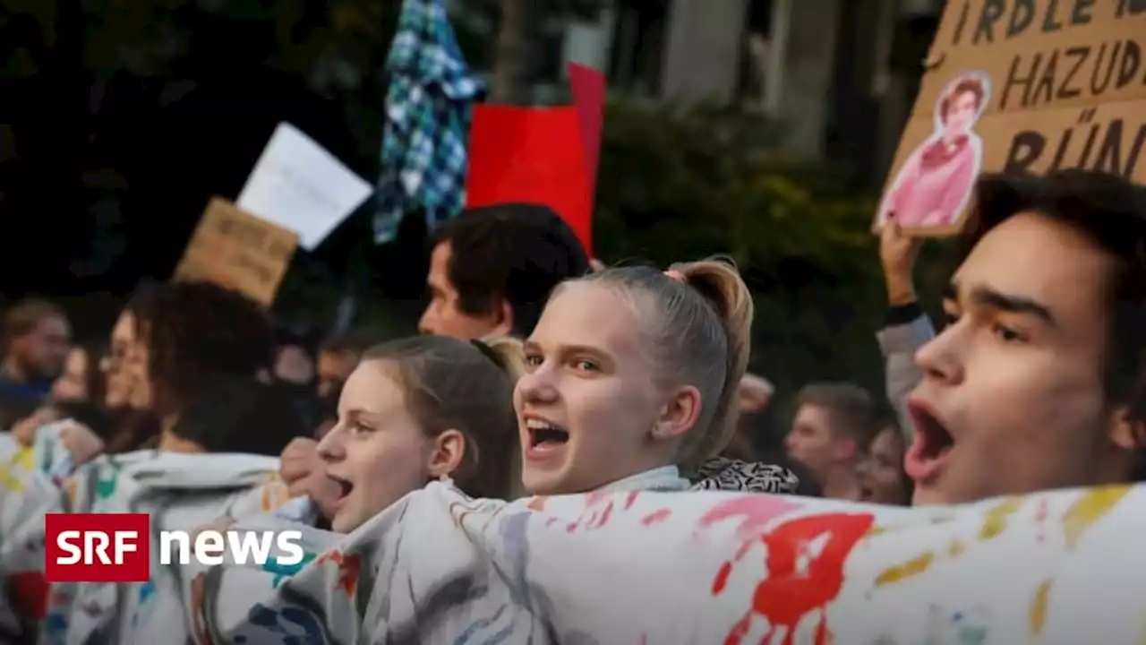 Proteste in Ungarn - Lehrkräfte sagen «nem» zu Hungerlöhnen und kaputten Schulen