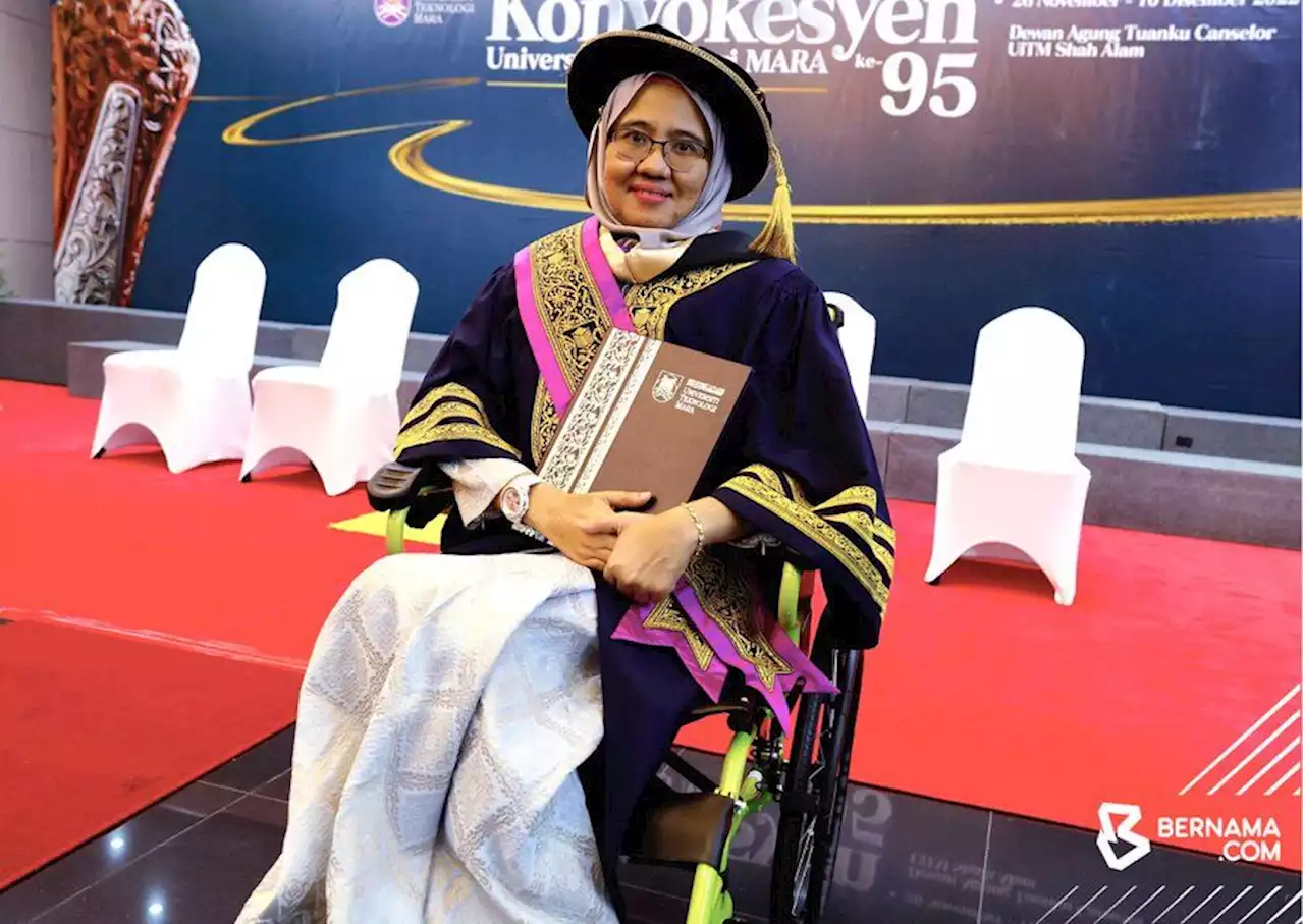 Stage four cancer patient receives PhD at UiTM convocation