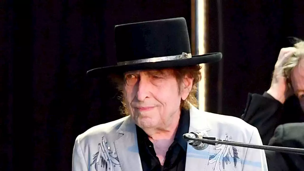 Bob Dylan Apologizes for Selling Auto Signed Merch