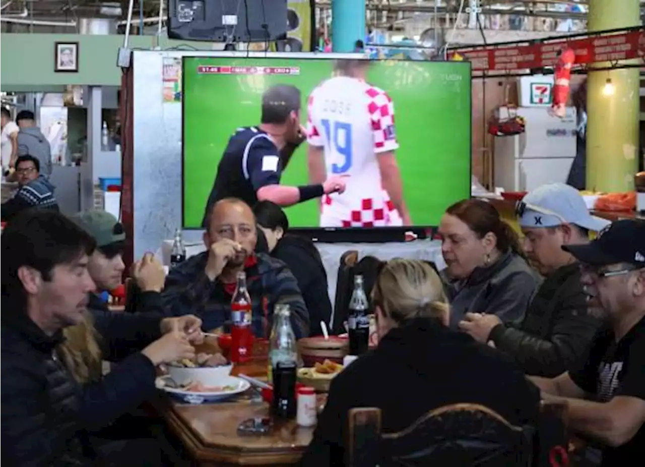 Se reúnen familias de Saltillo para ver partido en restaurantes; pierde México vs. Argentina