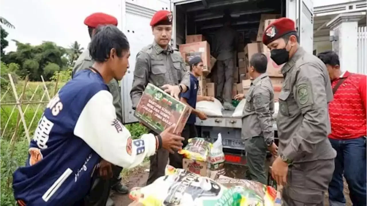 Sisir Wilayah Terisolir, Anggota BIN Jalan Kaki Beri Bantuan ke Korban Gempa Cianjur
