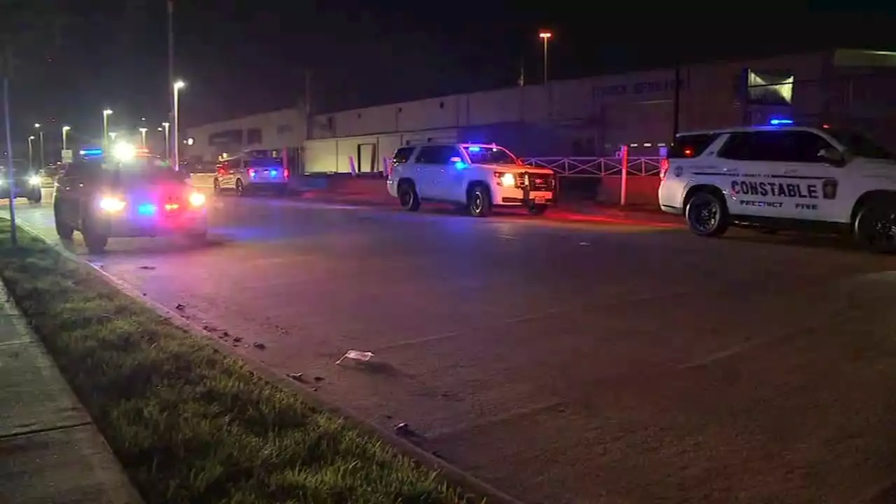 Off-duty deputy opens fire on suspect allegedly breaking into cars, HPD says