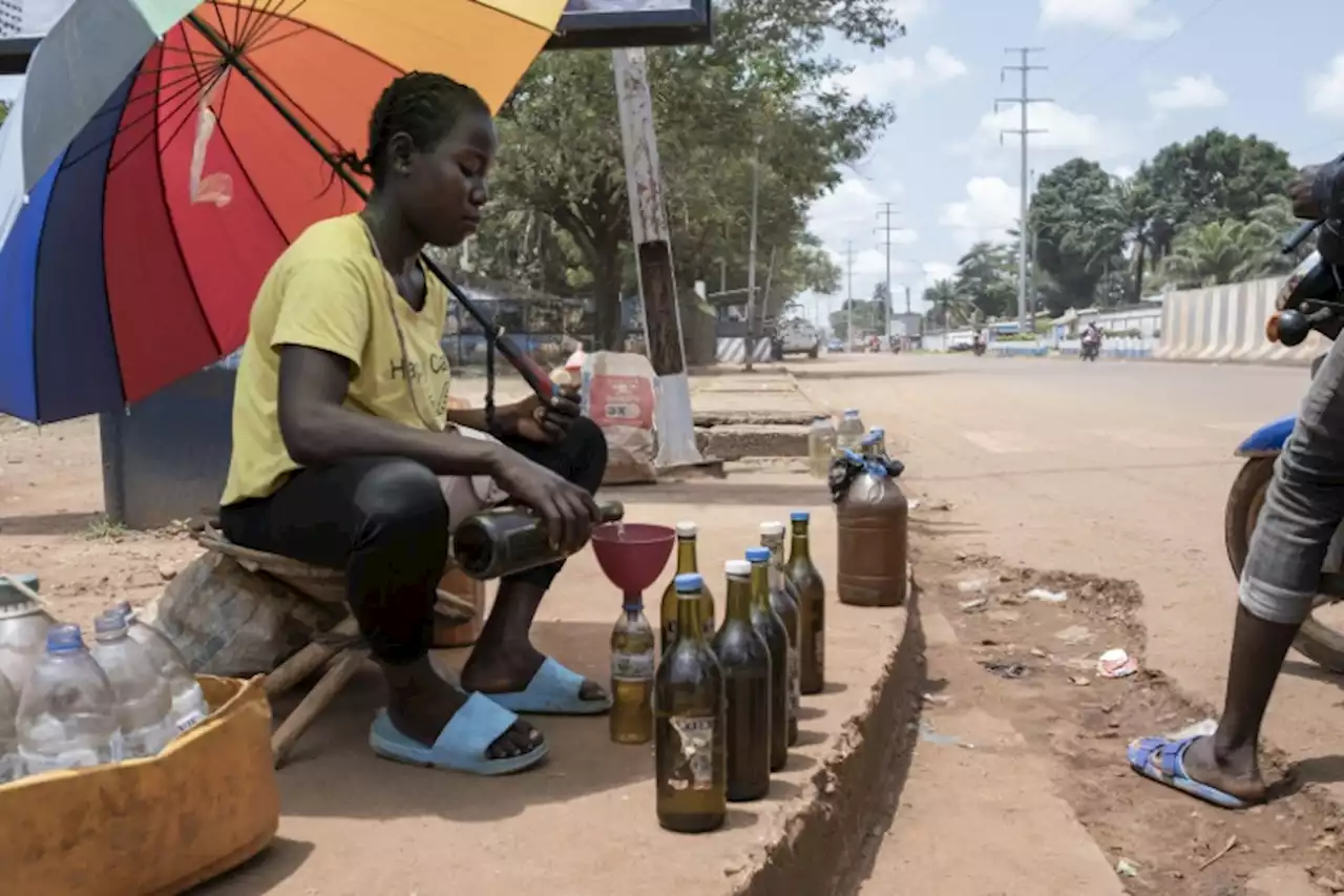 Centrafrique: les vendeurs d'essence à la sauvette prospèrent