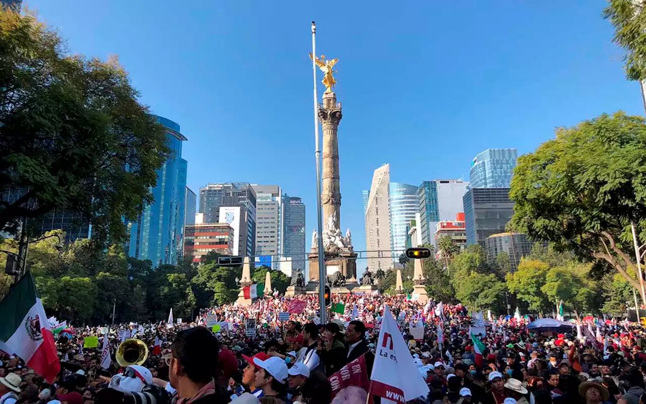 Miles de personas se dan cita en la CDMX ante llamado de AMLO | Videos