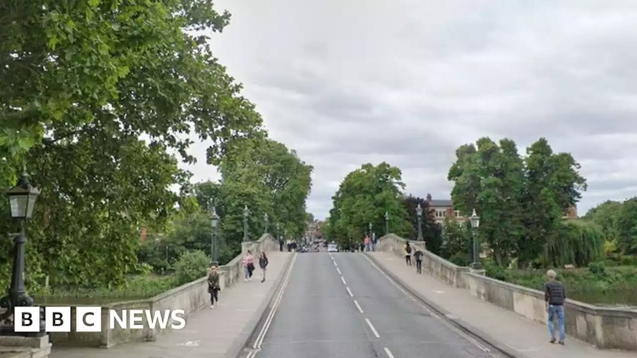 Man dies following fight on Richmond Bridge