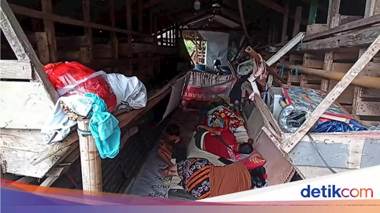 BNPB Datangi Korban Gempa Cianjur yang Mengungsi di Kandang Kambing