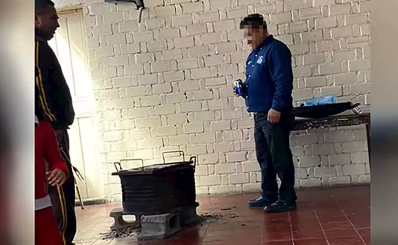 Captan a director de primaria con “carnita asada” y “chelas” frente a salón de clases