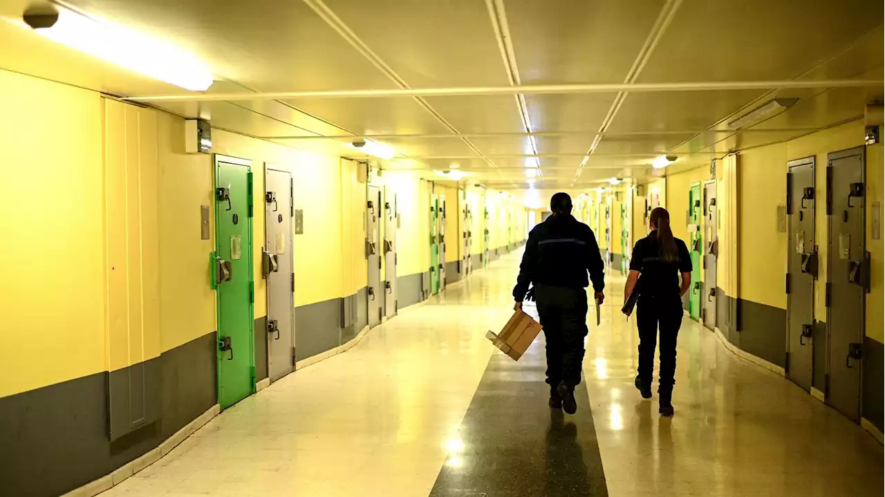 Prisons : le nombre de détenus en France atteint son plus haut historique en novembre, avec 72 809 personnes derrière les barreaux