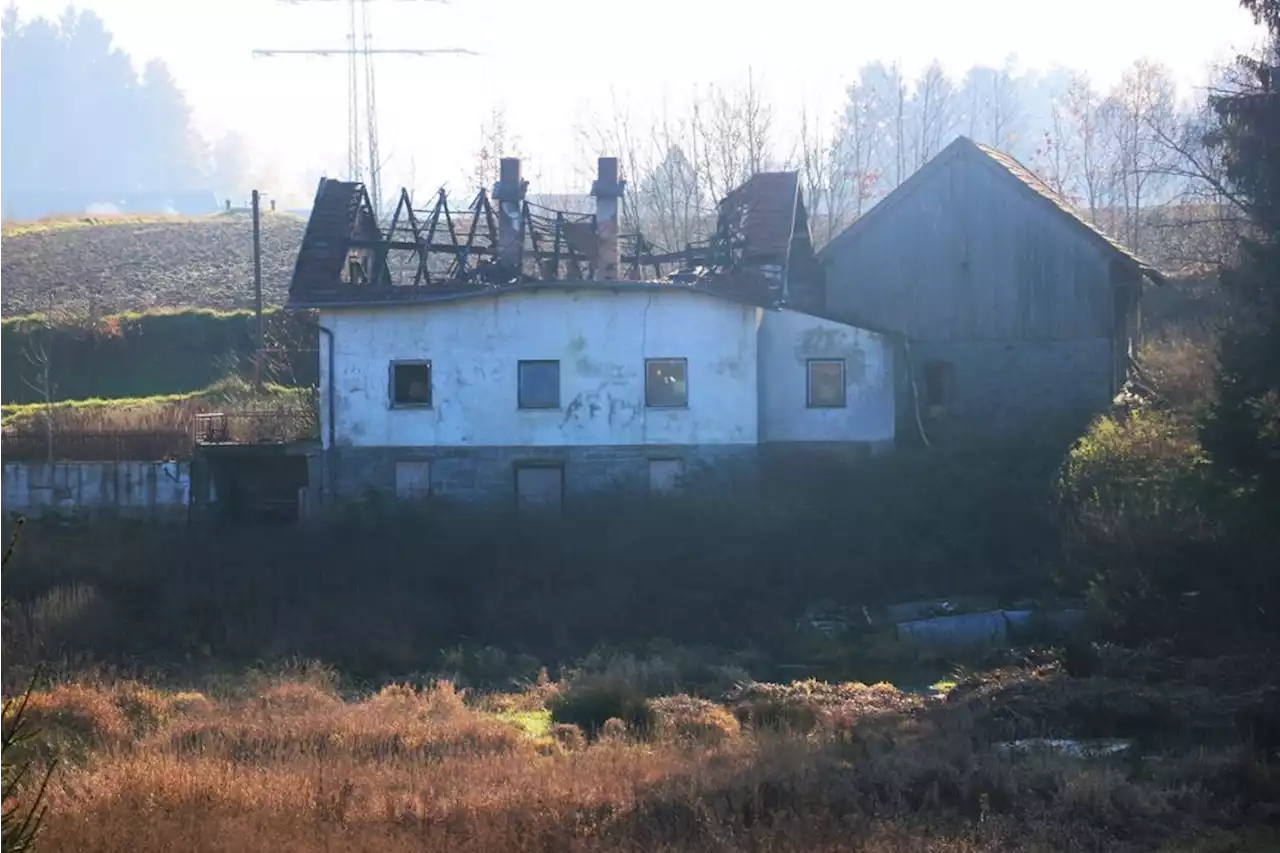 Polizei sucht Hinweise: In Patersdorfer Brandruine gezündelt - idowa