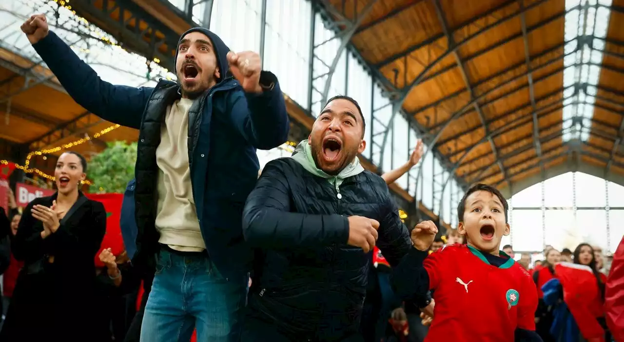 Bruxelles, festa dopo la partita Belgio - Marocco degenera: polizia in assetto anti sommossa in centro