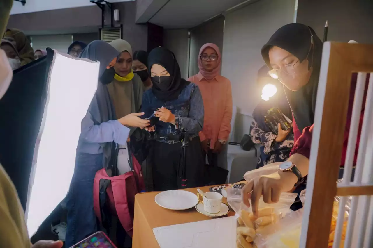 SIER Fasilitasi UMKM di Surabaya Kuasai Digital Marketing dan Fotografi Produk