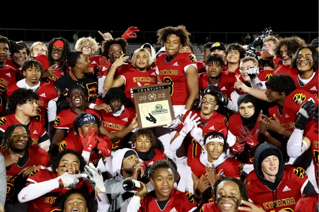 Etiwanda football team pulls off stunning comeback against St. Francis to win Division 5 title