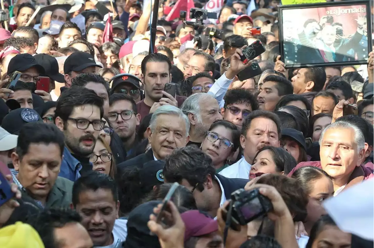 Avanza AMLO entre la multitud rumbo al Zócalo