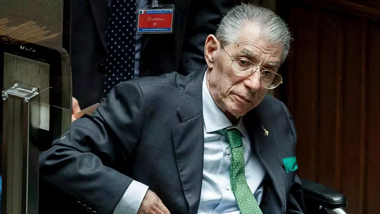 Lega, Umberto Bossi lascia l’ospedale di Varese: “Grazie a tutti”