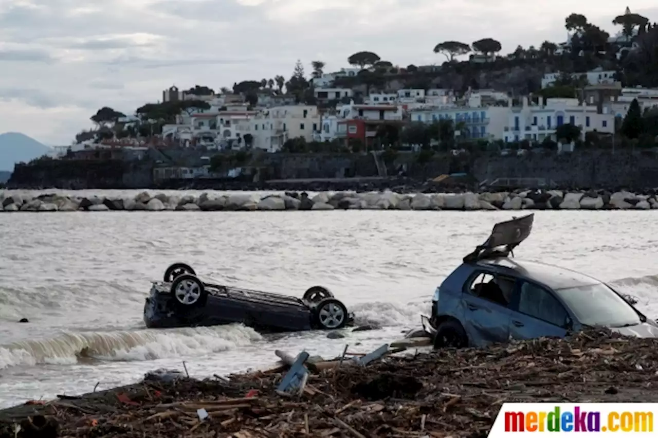 Foto : Dahsyatnya Gelombang Longsor di Italia, Mobil-Mobil Bergelimpangan Hingga ke Laut | merdeka.com