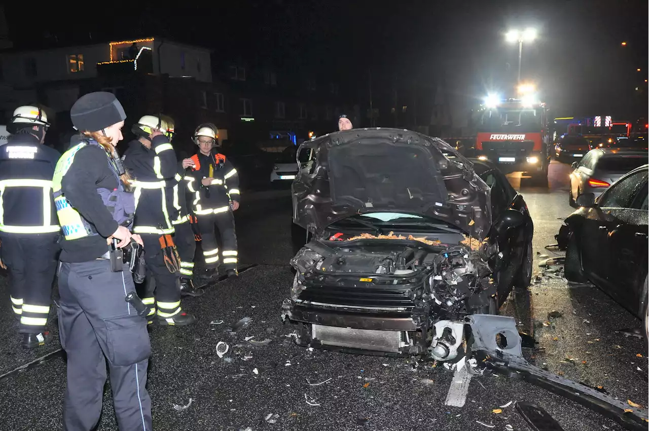 Schwerer Frontal-Crash in Hamburg: Zwei Fahrer verletzt