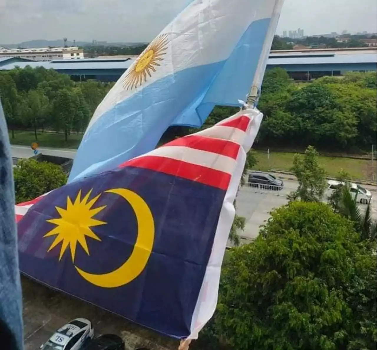 Lelaki warga Bangladesh pasang Jalur Gemilang terbalik ditahan | The Malaysian Insight