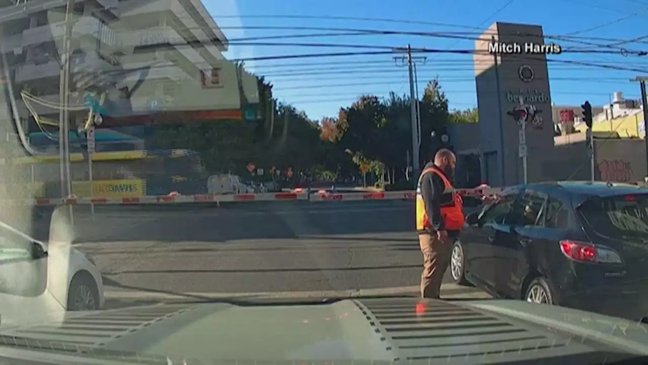 Man Returns Littered Napkin to Driver in Gesture Drawing Praise From the Internet