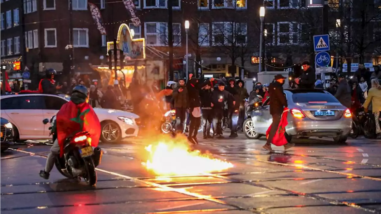 Vuurwerk en fakkels in Amsterdam-West na winnen voetbalwedstrijd Marokko