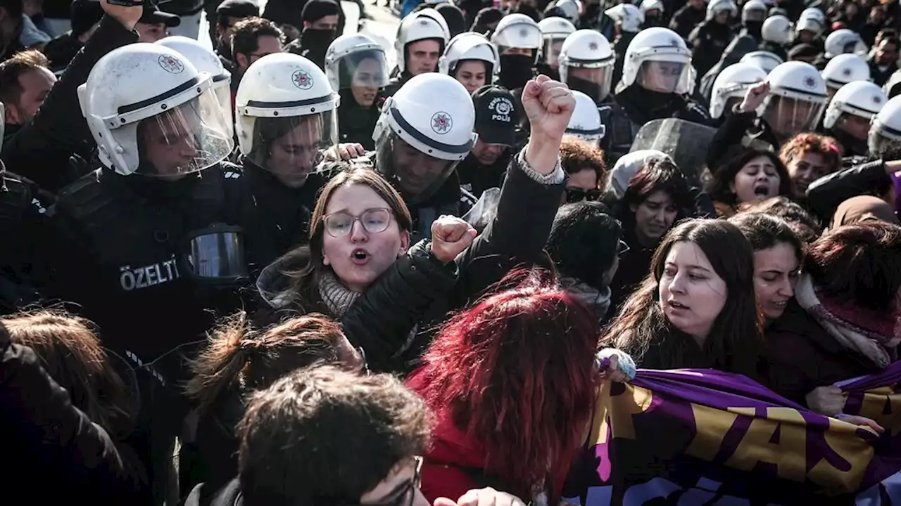 Tientallen vrouwen gearresteerd in Turkije tijdens demonstraties tegen femicide