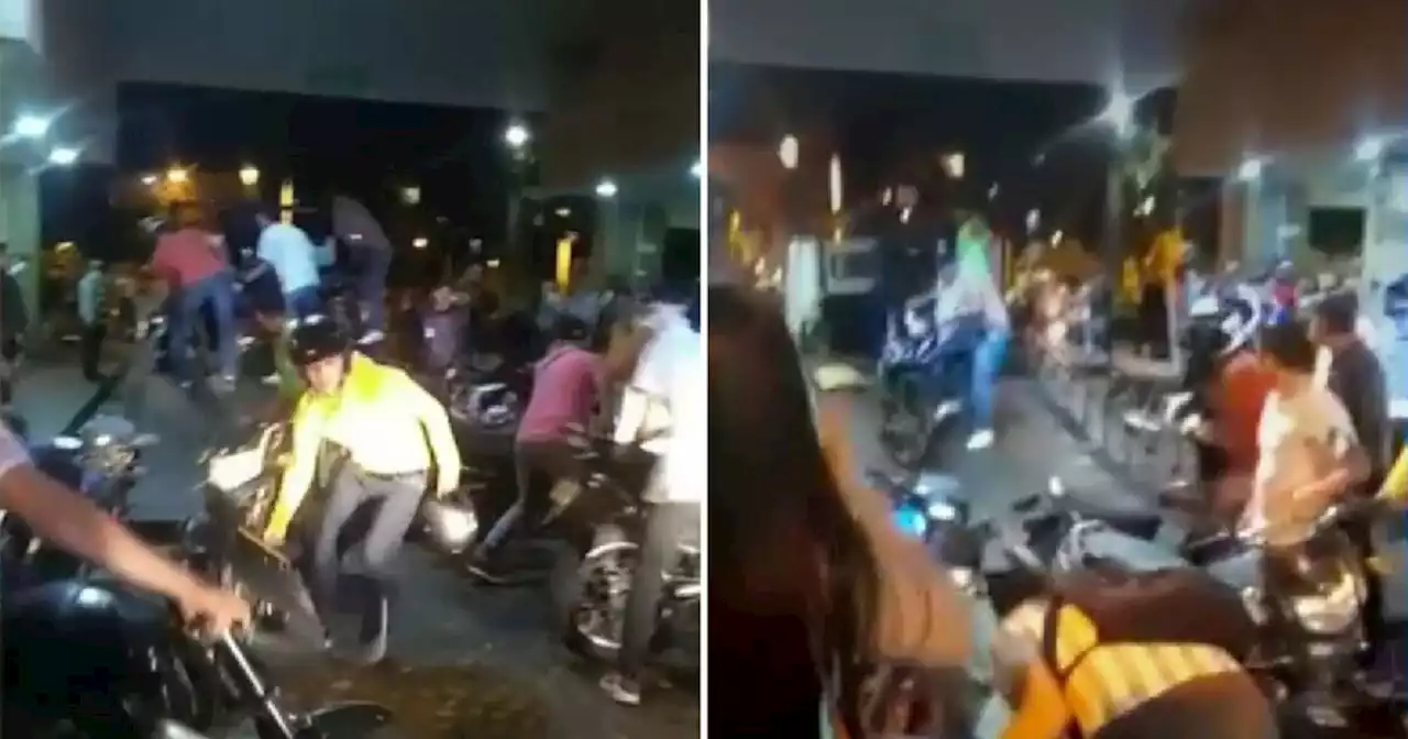 A las malas, motociclistas bajaron sus vehículos de las grúas durante operativo en Bucaramanga