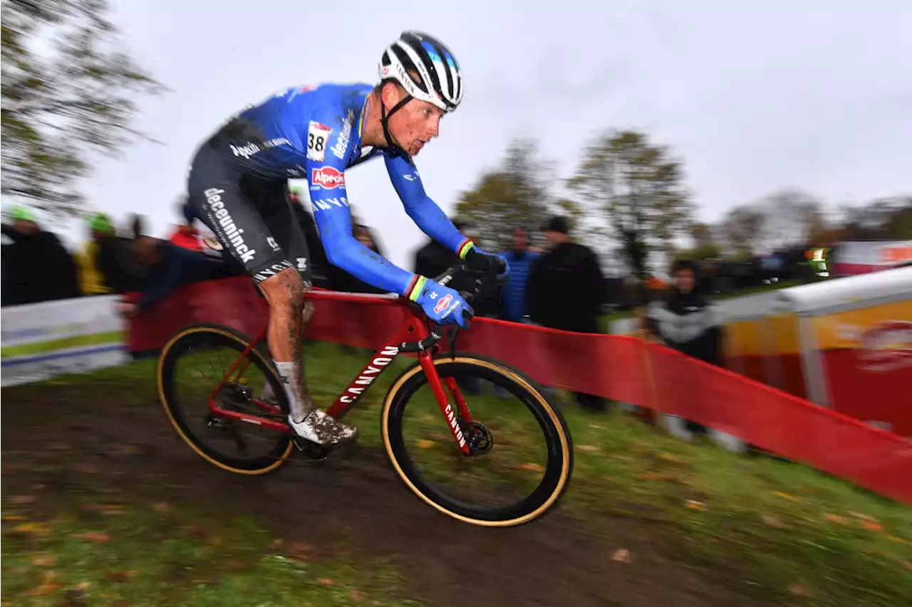 Van der Poel komt valpartij te boven en viert rentree met zege in Hulst