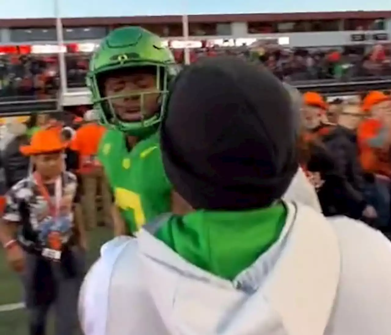 Oregon linebacker punches fan after brutal loss to Oregon State