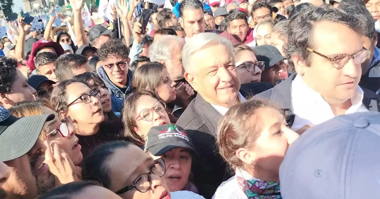 Entre miles de personas y funcionarios, AMLO encabeza marcha por la 4T