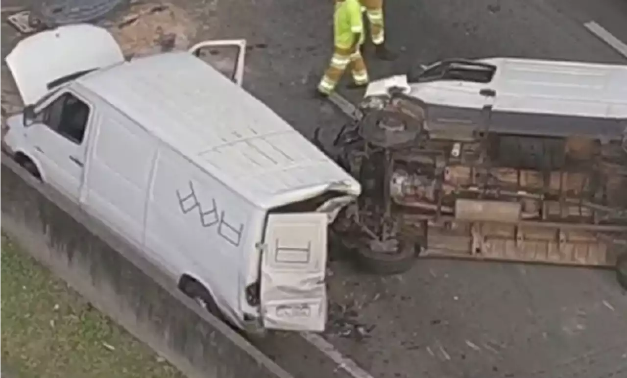 Acidente entre duas vans deixa 2 mortos e 9 feridos na Grande São Paulo