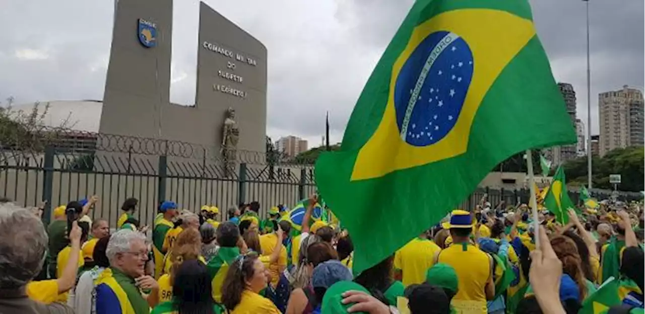 Sob vaias, protesto golpista cruza Paulista rumo a quartel, em SP