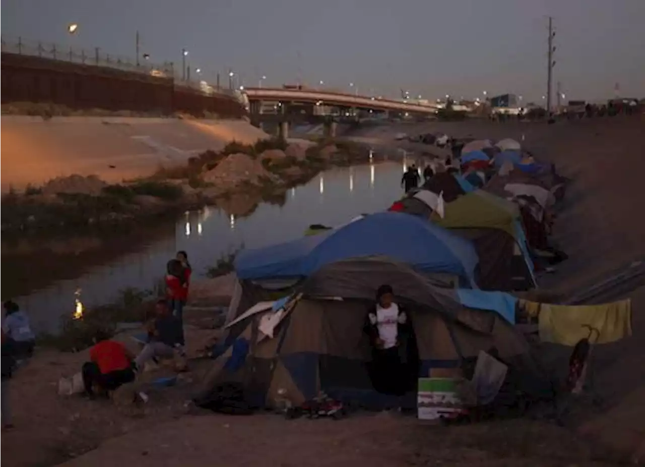 Desalojan a migrantes venezolanos del Río Bravo; campamento es incendiado