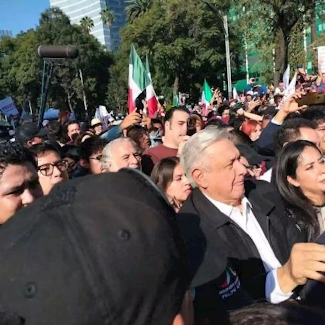 Entre acusaciones de ‘acarreo’, inicia marcha encabezada por AMLO en la CDMX