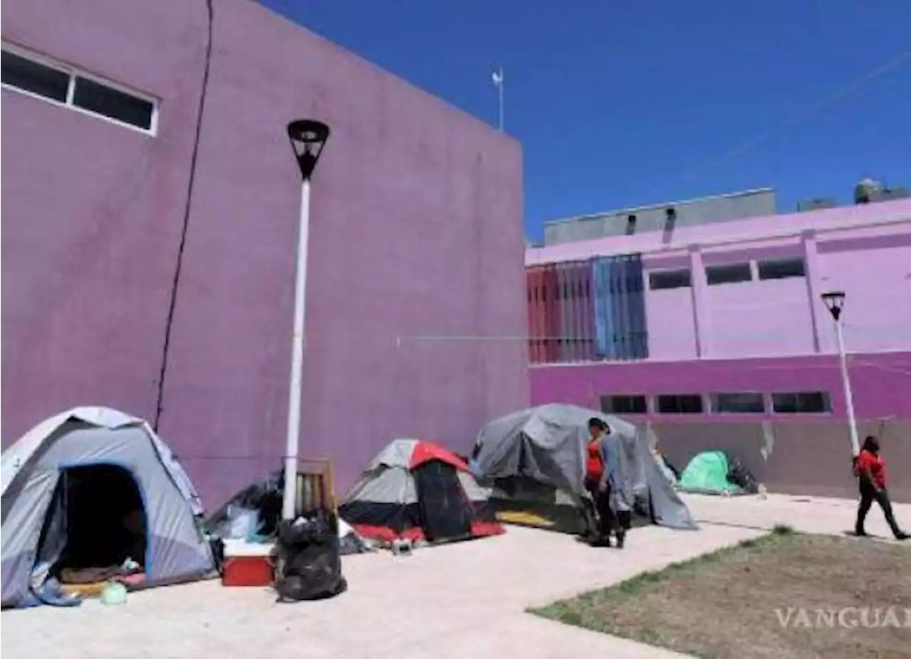 Madres acampan con frío afuera del Materno Infantil de Saltillo