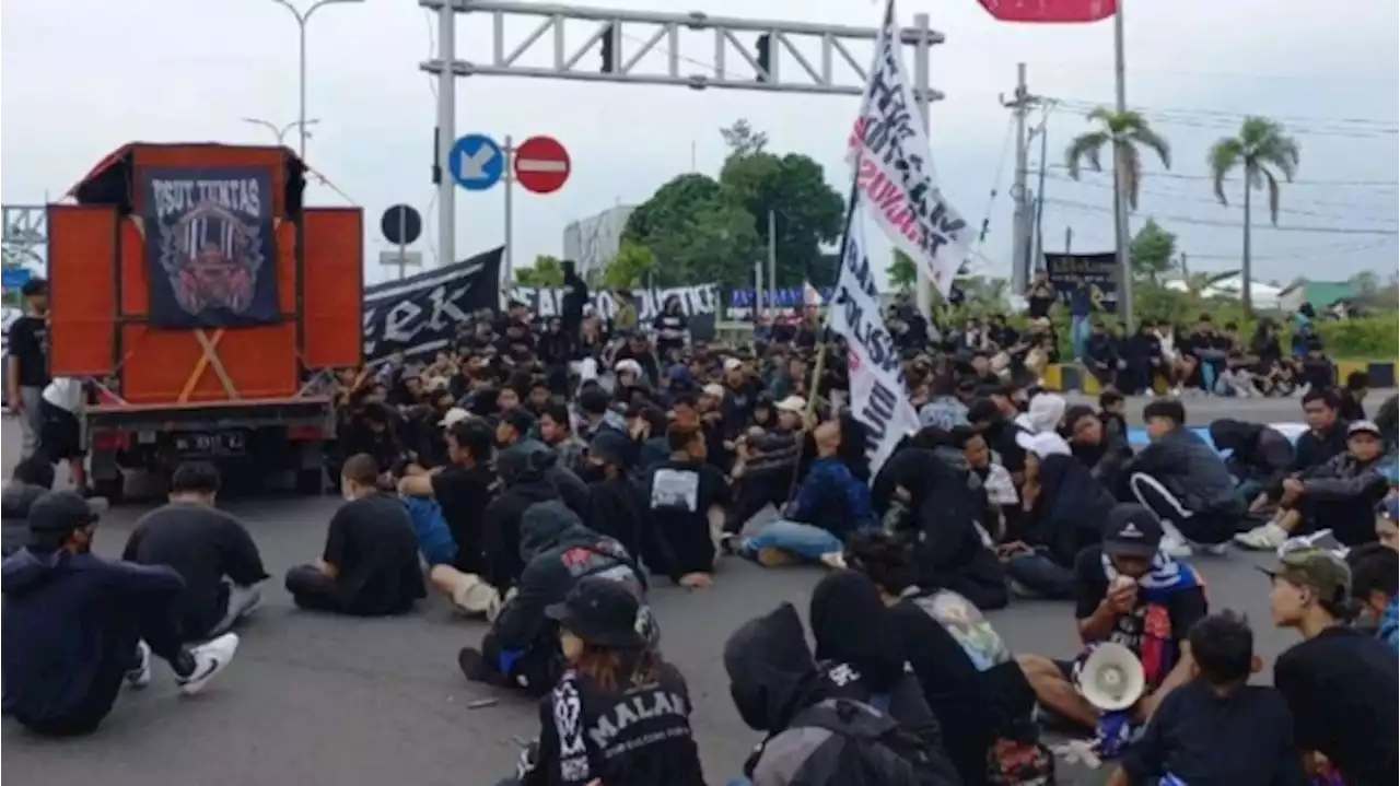 Aremania Demo Usut Tragedi Kanjuruhan, Sempat Bikin Macet Tol