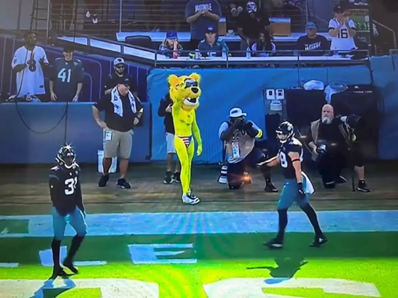 Full Florida man:' Scantily clad Jacksonville Jaguars mascot causes social  media stir during game